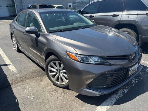 Used 2018 Toyota Camry LE FWD image 4