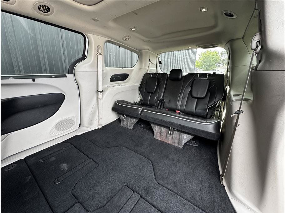 Used 2023 Chrysler Pacifica Limited FWD image 5