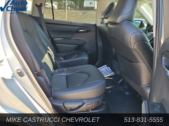 Used 2023 Toyota Highlander XLE FWD image 28