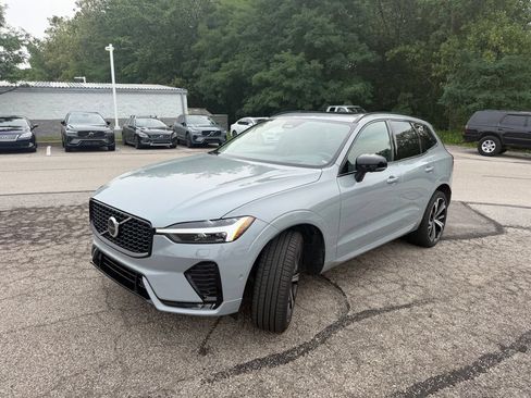 Used 2024 Volvo XC60 B5 Ultimate w/ Protection Package Premier AWD/4WD image 3