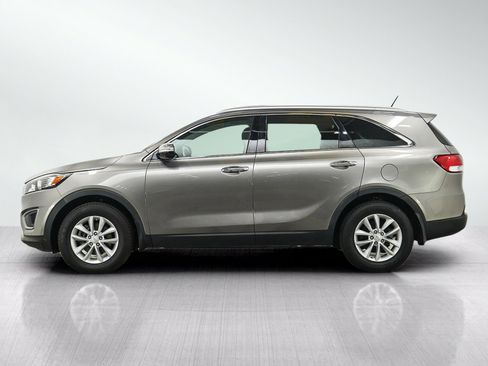 Used 2017 Kia Sorento FWD image 2
