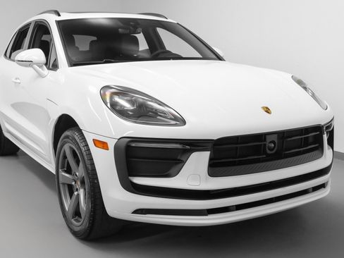 Used 2025 Porsche Macan image 9