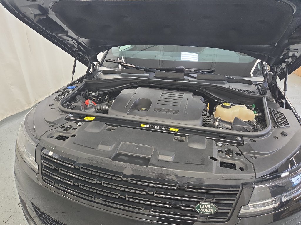 Used 2025 Land Rover Range Rover Sport SE AWD/4WD image 26