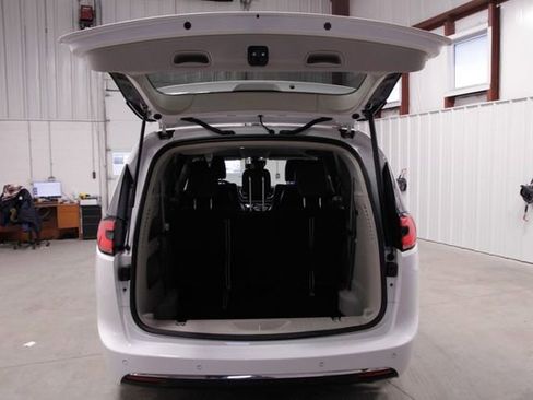 Used 2024 Chrysler Pacifica Touring-L image 22