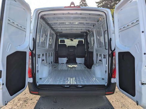 Used 2025 Mercedes-Benz Sprinter 2500 image 21
