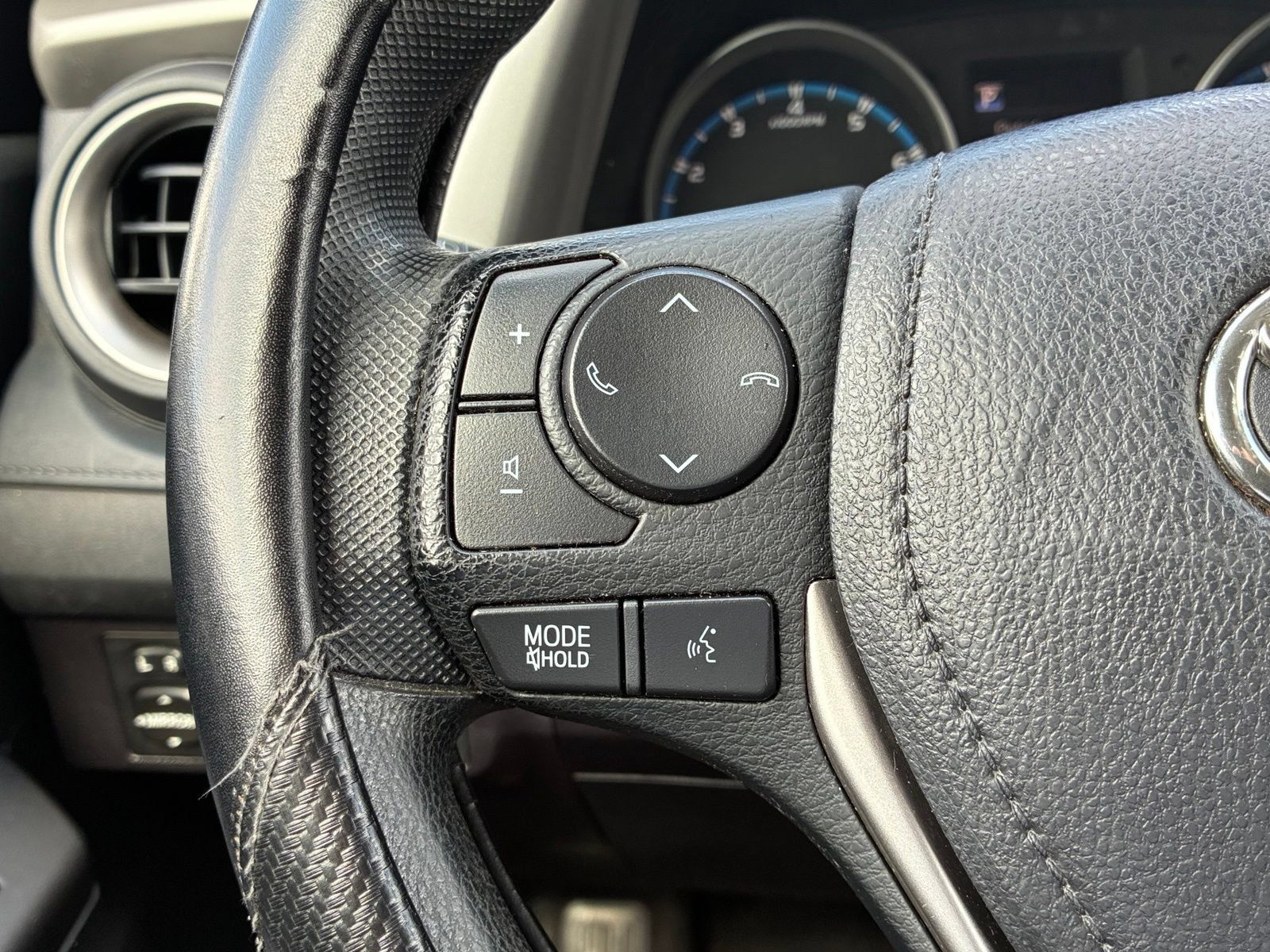 Used 2018 Toyota RAV4 LE FWD image 23