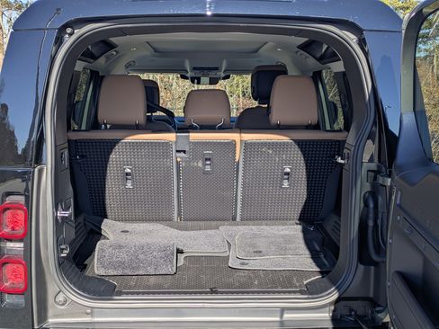 Used 2025 Land Rover Defender 110 X-Dynamic SE image 28