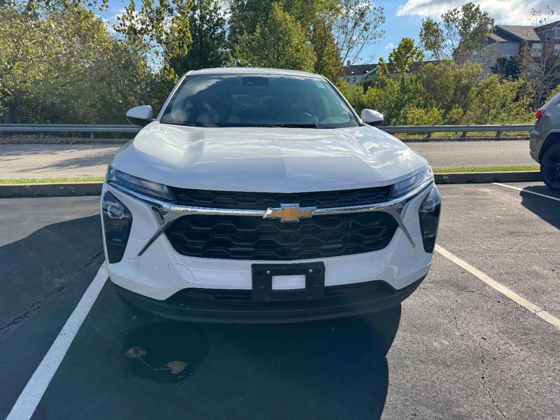 Used 2026 Chevrolet Trax LS w/ LS Convenience Package FWD image 3