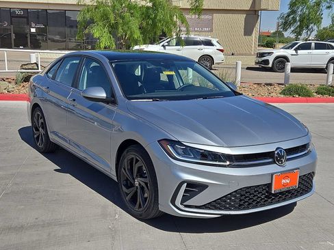 Used 2025 Volkswagen Jetta SE FWD image 2