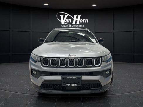 Used 2023 Jeep Compass Latitude AWD/4WD image 2