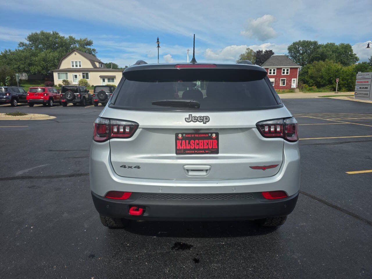 Used 2025 Jeep Compass Trailhawk w/ Trailhawk Convenience Group AWD/4WD image 9