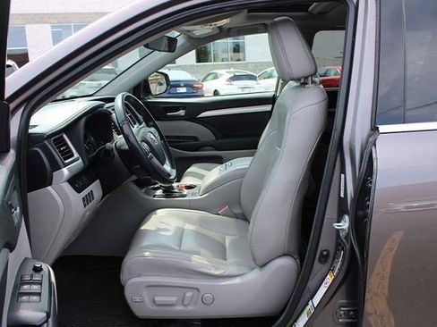 Used 2017 Toyota Highlander XLE AWD/4WD image 13