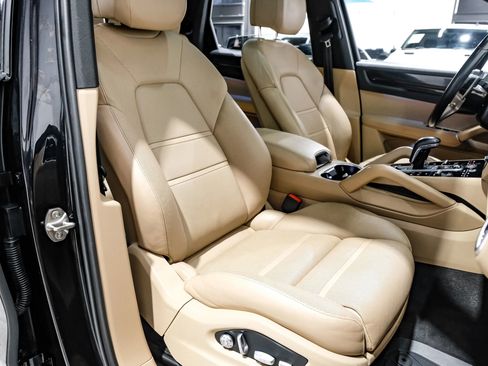 Used 2019 Porsche Cayenne Sport Utility 4D image 39