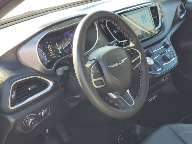 Used 2025 Chrysler Pacifica Select FWD image 9