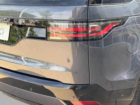 Certified 2025 Land Rover Discovery Dynamic SE image 13