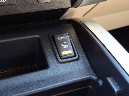 Used 2017 Nissan Titan SV image 31