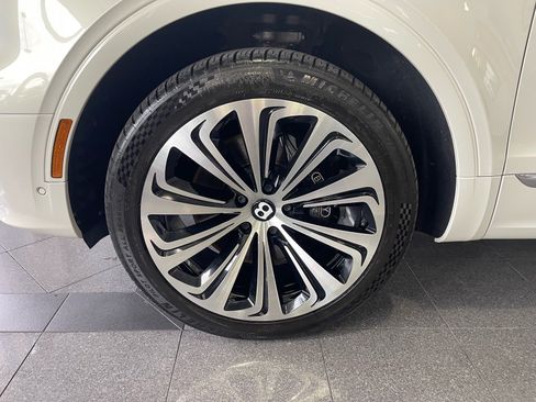 Used 2022 Bentley Bentayga AWD/4WD image 22