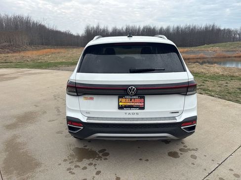 Used 2025 Volkswagen Taos SE AWD/4WD image 8