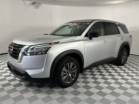 Used 2024 Nissan Pathfinder S FWD image 4