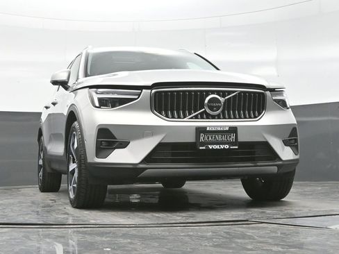 Used 2025 Volvo XC40 B5 Plus image 24