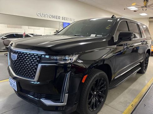 Used 2022 Cadillac Escalade ESV Luxury AWD/4WD image 2
