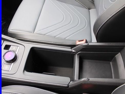 Used 2025 Volkswagen Tiguan SE image 40