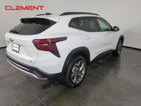 Used 2025 Chevrolet Trax LT w/ LT Convenience Package FWD image 4