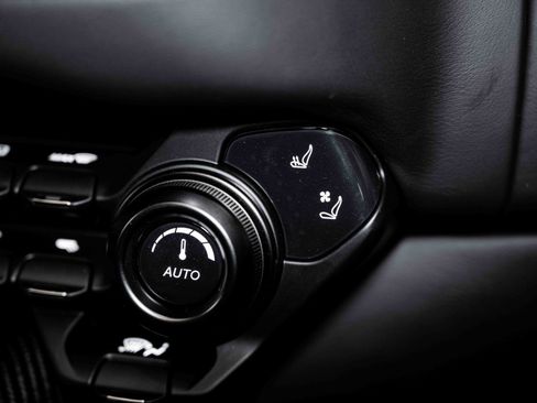 Used 2023 Aston Martin V12 Vantage Roadster image 32