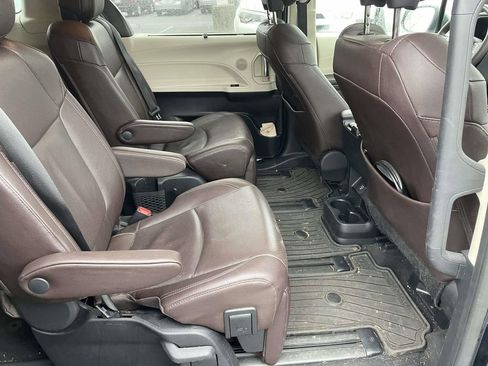 Used 2023 Toyota Sienna Platinum image 45
