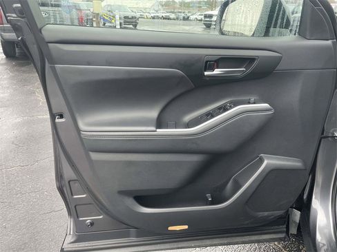 Used 2024 Toyota Highlander XLE image 15