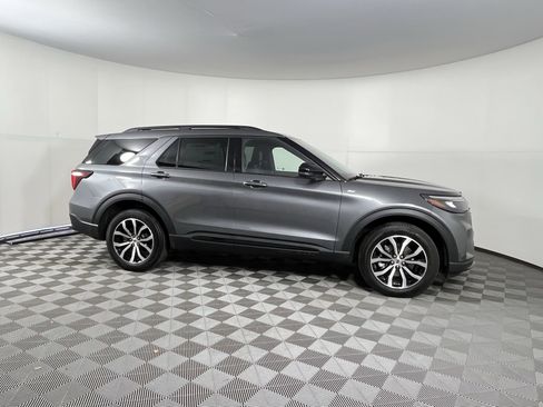Used 2025 Ford Explorer ST-Line image 6
