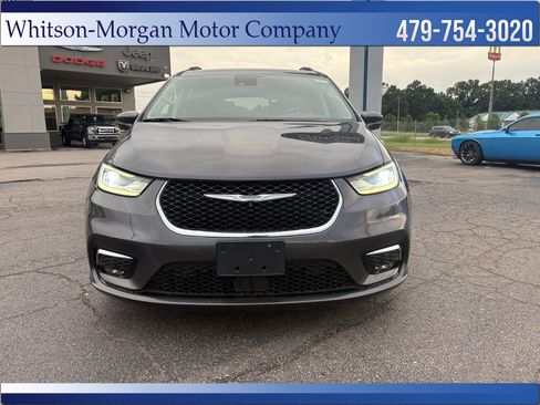 Used 2021 Chrysler Pacifica Touring-L w/ Uconnect Theater Family Group FWD image 3