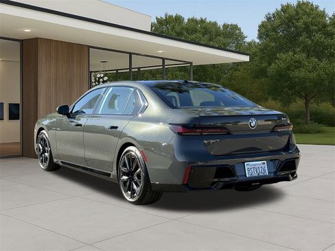 Used 2025 BMW 740i w/ Premium Package image 10