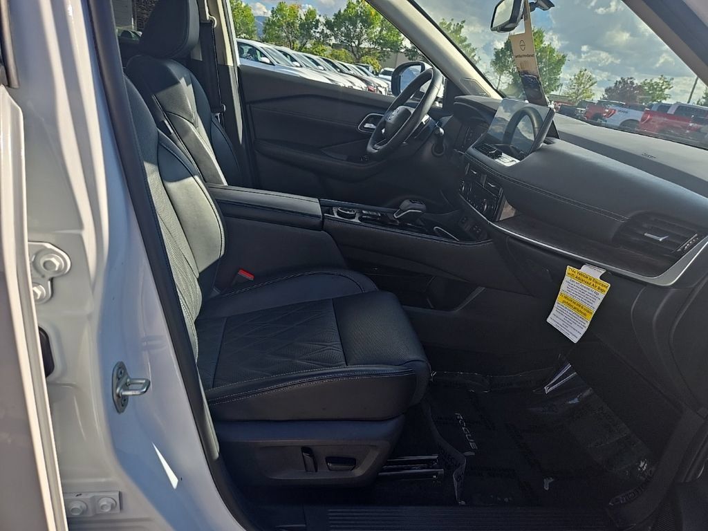 Used 2025 Nissan Rogue Platinum AWD/4WD image 30