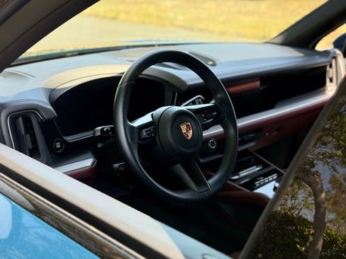 Used 2025 Porsche Cayenne AWD/4WD image 20