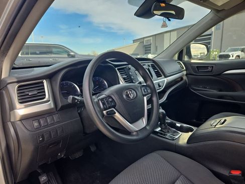 Used 2019 Toyota Highlander LE image 2