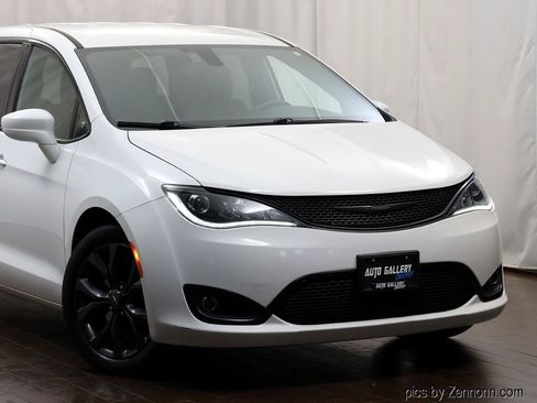Used 2020 Chrysler Pacifica Touring w/ S Appearance Package FWD image 2
