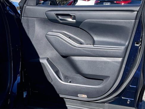 Used 2020 Toyota Highlander XLE image 29
