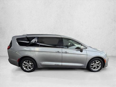Used 2018 Chrysler Pacifica Limited FWD image 4