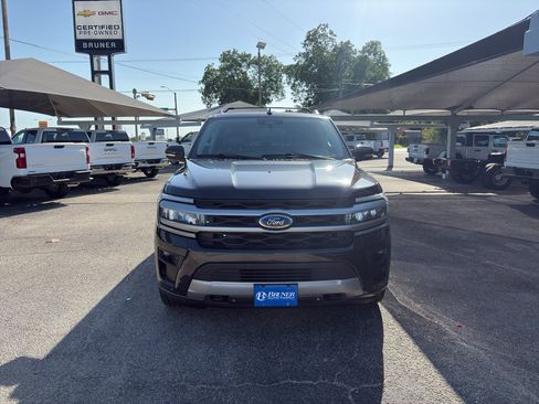 Used 2022 Ford Expedition XLT AWD/4WD image 2