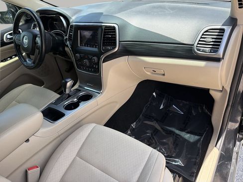 Used 2020 Jeep Grand Cherokee Laredo RWD image 11