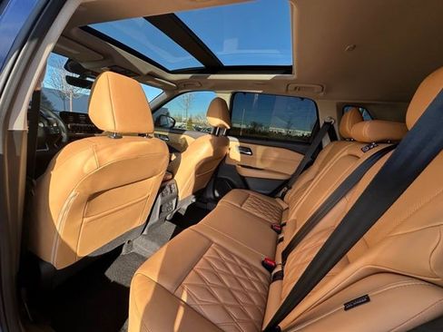 Used 2022 Nissan Rogue Platinum w/ Head-Up Display Package image 17