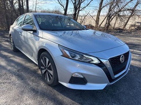 Certified 2022 Nissan Altima 2.5 SV w/ SV Premium Package image 3