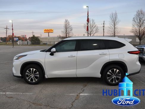 Used 2023 Toyota Highlander XLE image 2