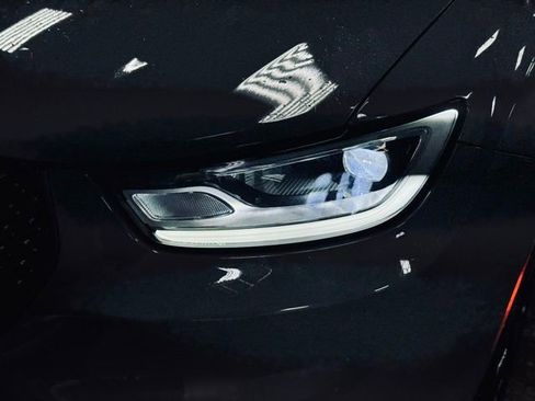 Certified 2025 Chrysler Pacifica Limited image 3