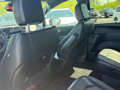 Used 2025 Chrysler Pacifica Select FWD image 26