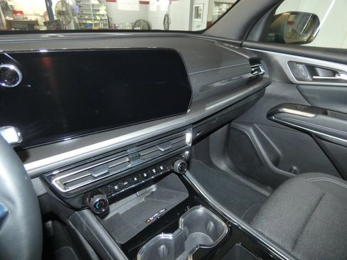 Used 2025 Chevrolet Traverse LT image 11