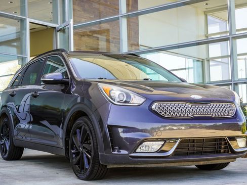 Used 2018 Kia Niro EX w/ EX Touring Graphite Edition FWD image 4