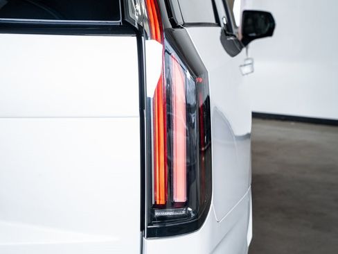 Used 2025 Cadillac Escalade ESV V image 28