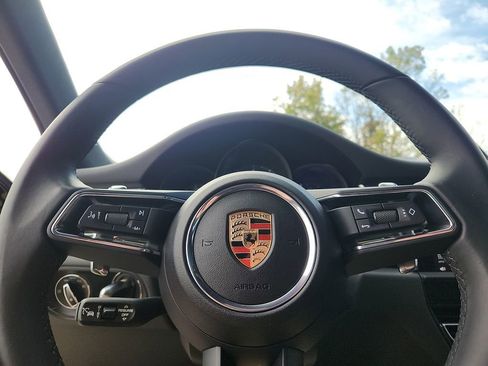 Certified 2025 Porsche Macan image 18